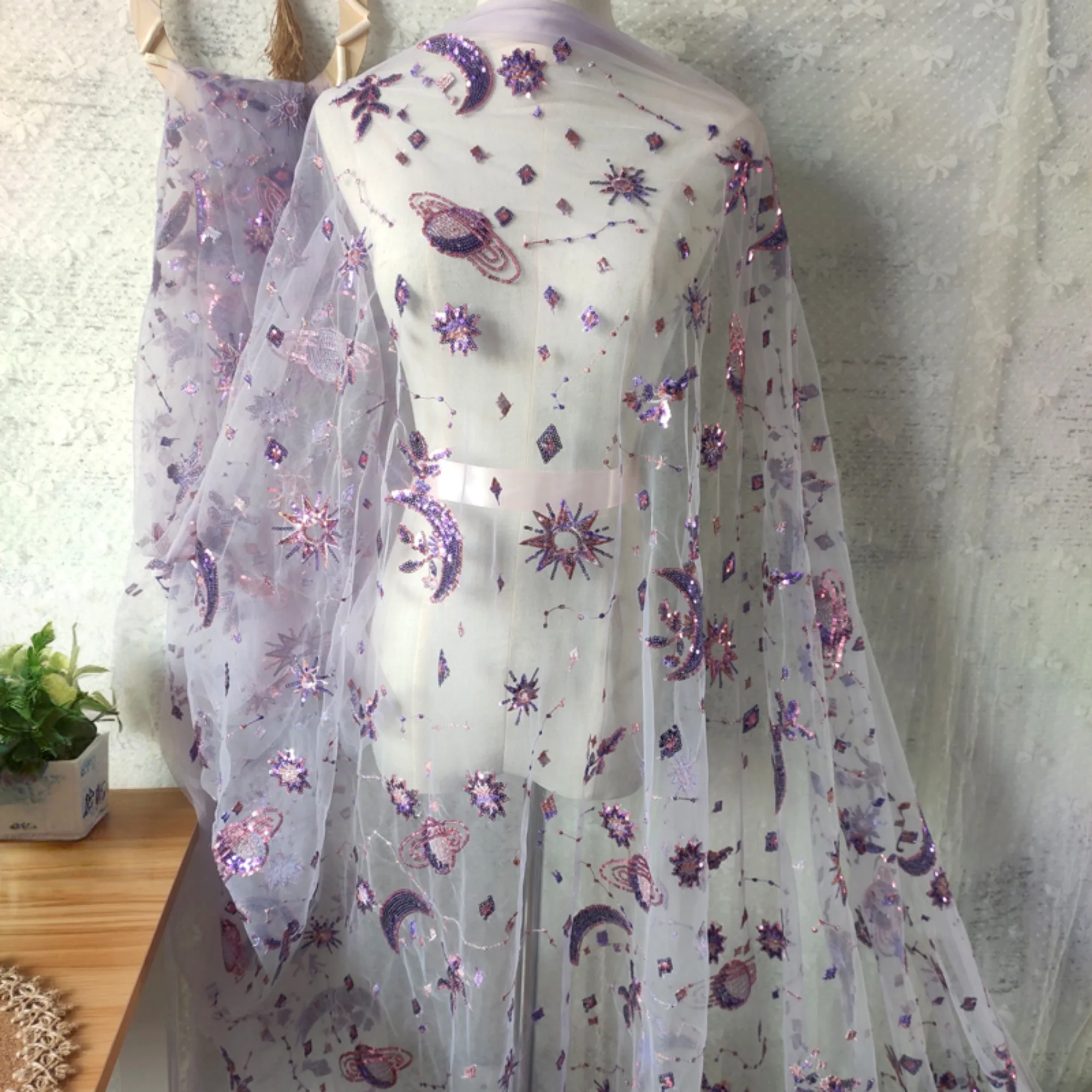 Embroidery Net Fabric - 0.5メートル幅、55.11インチ、紫色のネットレース、ビーズ刺繍、花のつぼみレース生地、宇宙惑星月ドレス生地