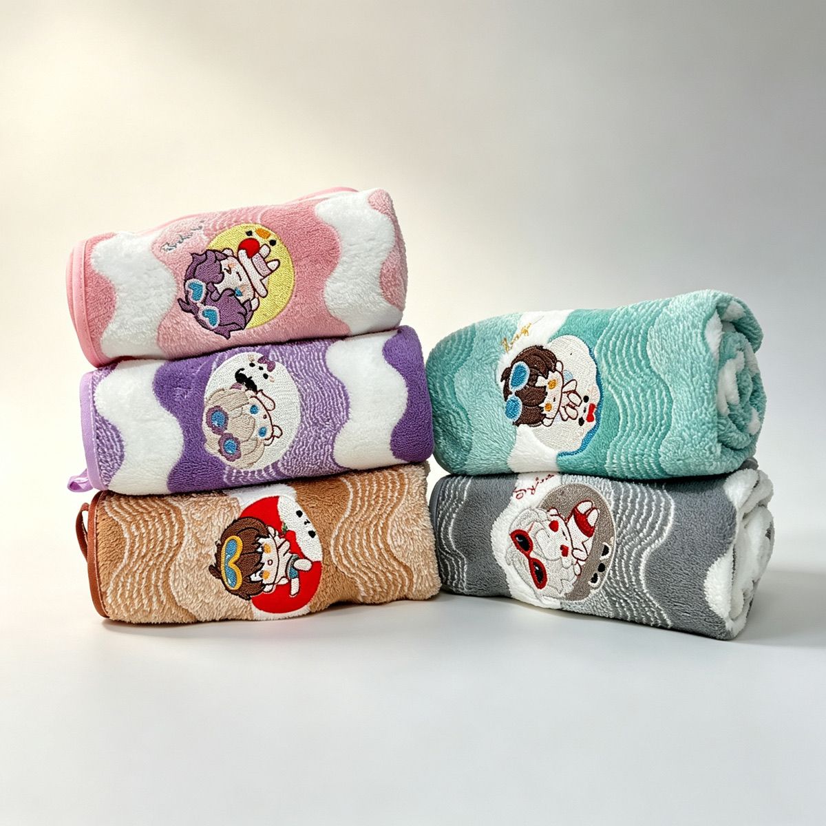 Embroidery Love - アニメ「ラブアンドディープスペース」コーラルフリースハンドタオル 可愛いQ刺繍入り 柔らか吸水性抜群 バスルーム用 デイリーグッズ ギフト