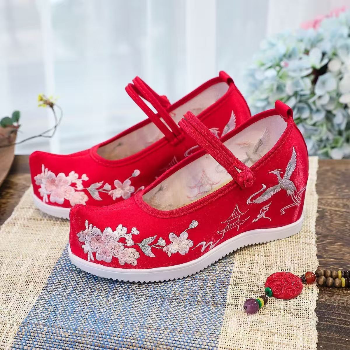 Embroidery Red - 女性用内部刺繍入り厚底靴、滑り止め付き、コックドシューズ、トゥエスニックスタイル、漢服靴、赤いウェディングシューズ