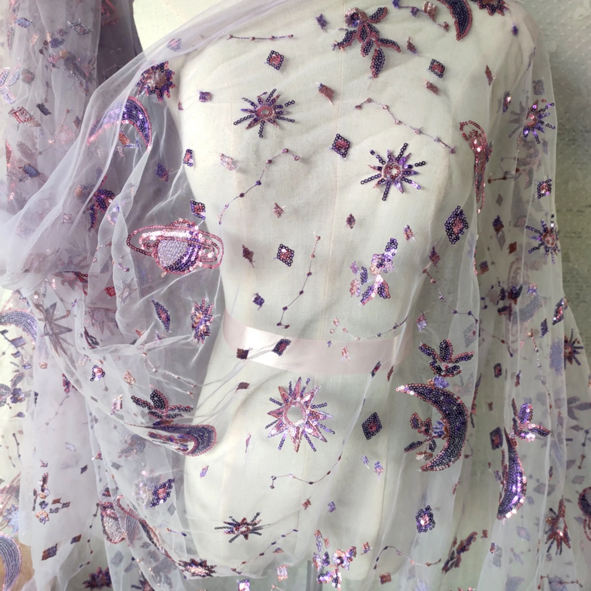 0.5メートル幅、55.11インチ、紫色のネットレース、ビー - Embroidery Net Fabric のレビューと価格
